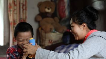 copil chinez si mama lui.