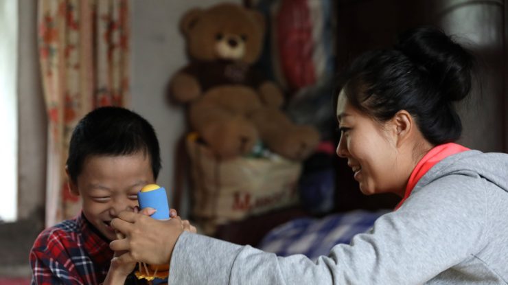 copil chinez si mama lui.