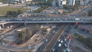 Imagini cu traficul infernal de pe Podul Ciurel. Autobuzele trebuie să meargă pe trotuar sau contrasens ca să vireze