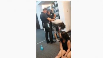 Tânăra de 22 de ani care a bătut patru polițiști și trei agenți de pază rămâne în arest preventiv