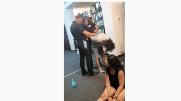 Tânăra de 22 de ani care a bătut patru polițiști și trei agenți de pază rămâne în arest preventiv