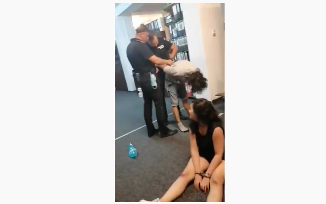 Tânăra de 22 de ani care a bătut patru polițiști și trei agenți de pază rămâne în arest preventiv