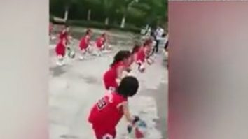 Bat mingea cu folos. Cum reușesc elevii asiatici să păstreze distanțarea socială la școală