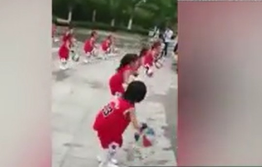 Bat mingea cu folos. Cum reușesc elevii asiatici să păstreze distanțarea socială la școală