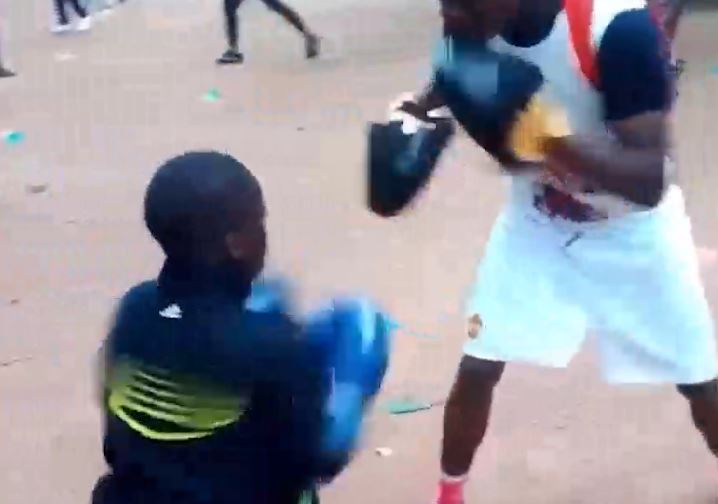 Un copil din Nigeria a fost poreclit „Muhammad Ali”. Cum se luptă la 10 ani