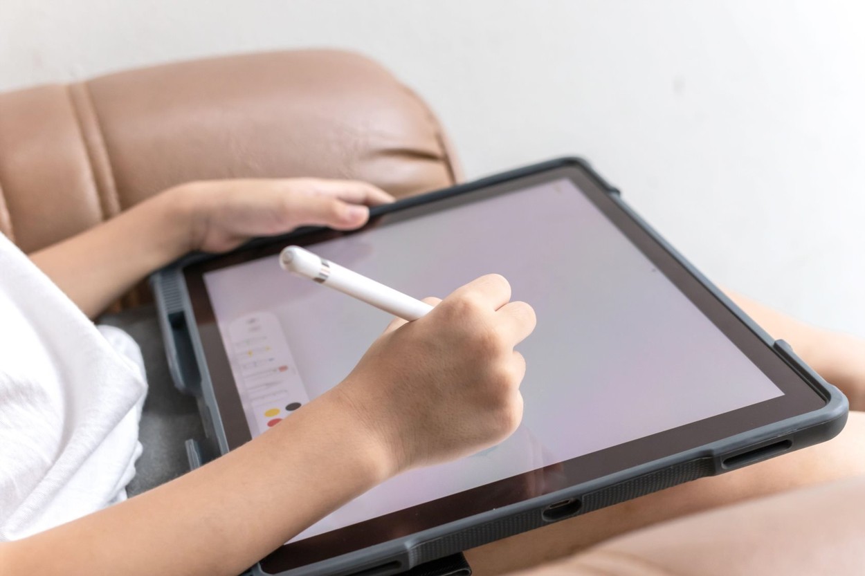 De la stilou la touchscreen. Începutul anului școlar a dublat vânzările la tablete