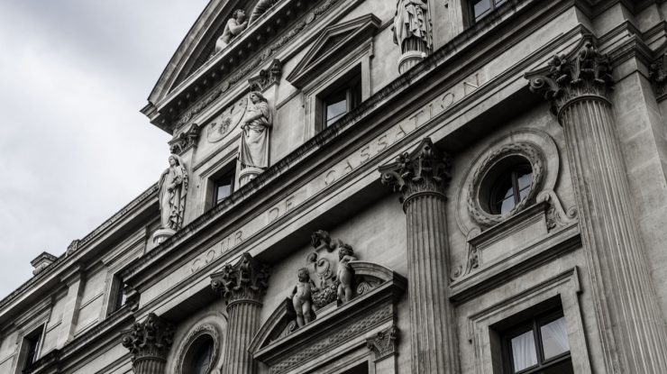 În Franţa, o femeie transgender nu poate fi mama fiicei sale