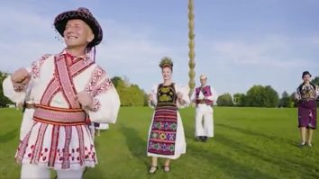 Folclor românesc combinat cu dansuri africane. Mai mulți artiști au dansat Jerusalema lângă Poarta Sărutului