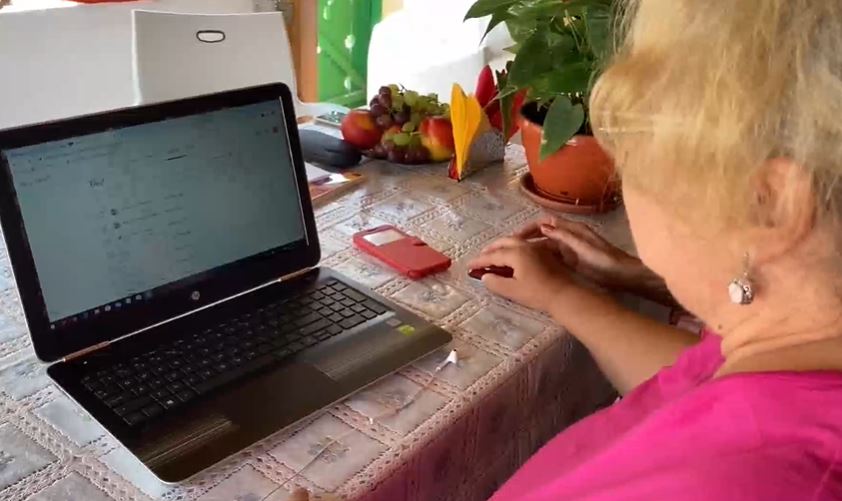 Şi profesorii au nevoie de profesori. Dascălii sunt mai nepregătiţi ca elevii pentru şcoala online