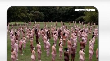 Dezbrăcați, dar cu masca pe față. Se întâmplă la Londra și e în numele artei