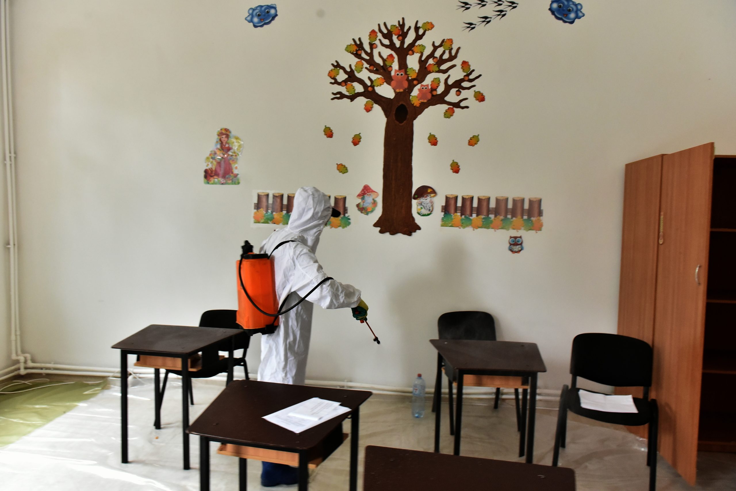 Unii părinţi se tem că nu a fost destul timp pentru dezinfecţia școlilor. Ce spune un medic infecționist