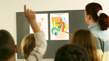 CCR a decis: Educație sexuală în școli, doar cu acordul părinților