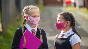 Elevii din școlile private din UK au început să fie testați de Covid-19. Câți bani se cheltuie pe aparatura necesară