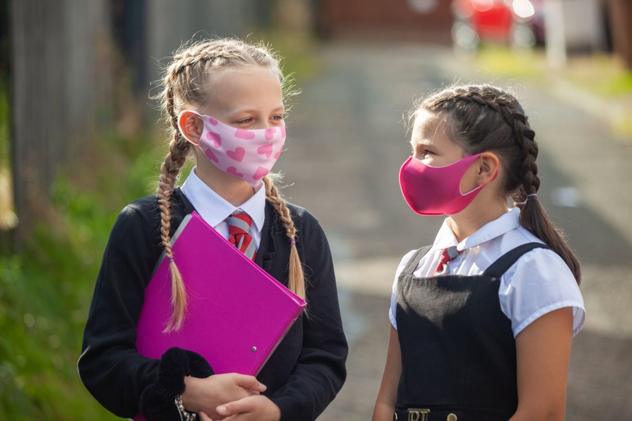 Unde există cel mai mare risc de infectare al elevilor. „I-am văzut cu toţii cum stau unii peste alţii”