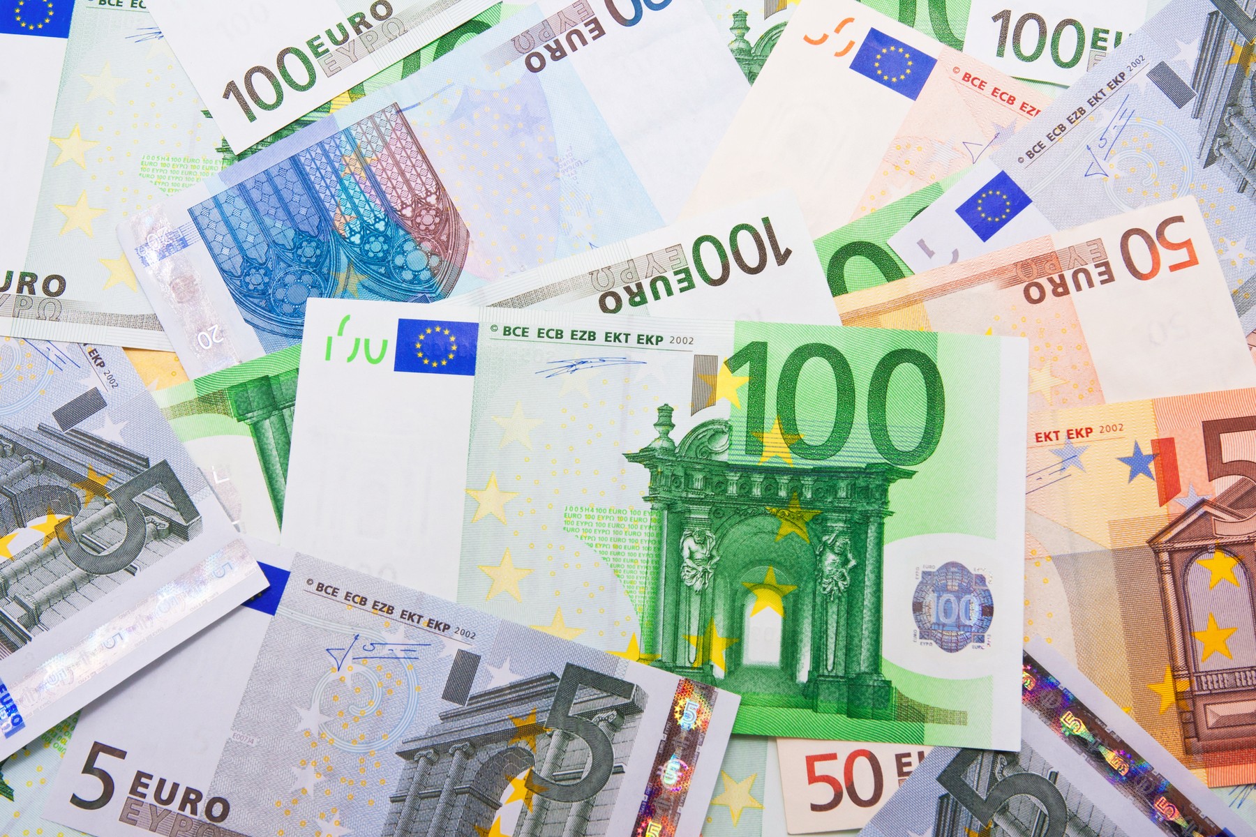 Peste 44.000 români au mai mult de 100.000 euro în cont