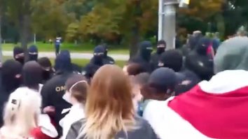 Trupele de elită din Belarus, alungate de un grup de femei