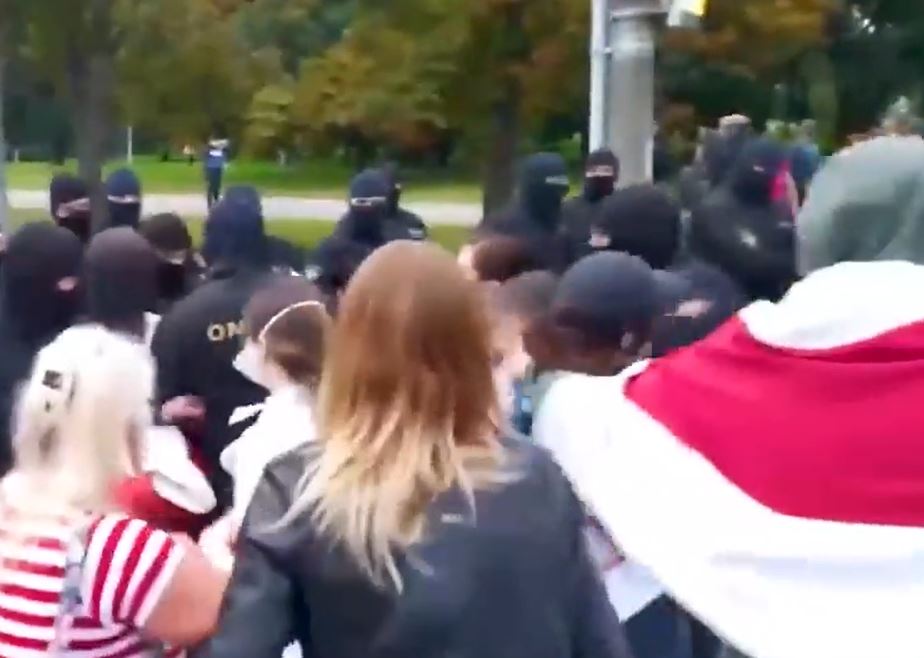 Trupele de elită din Belarus, alungate de un grup de femei