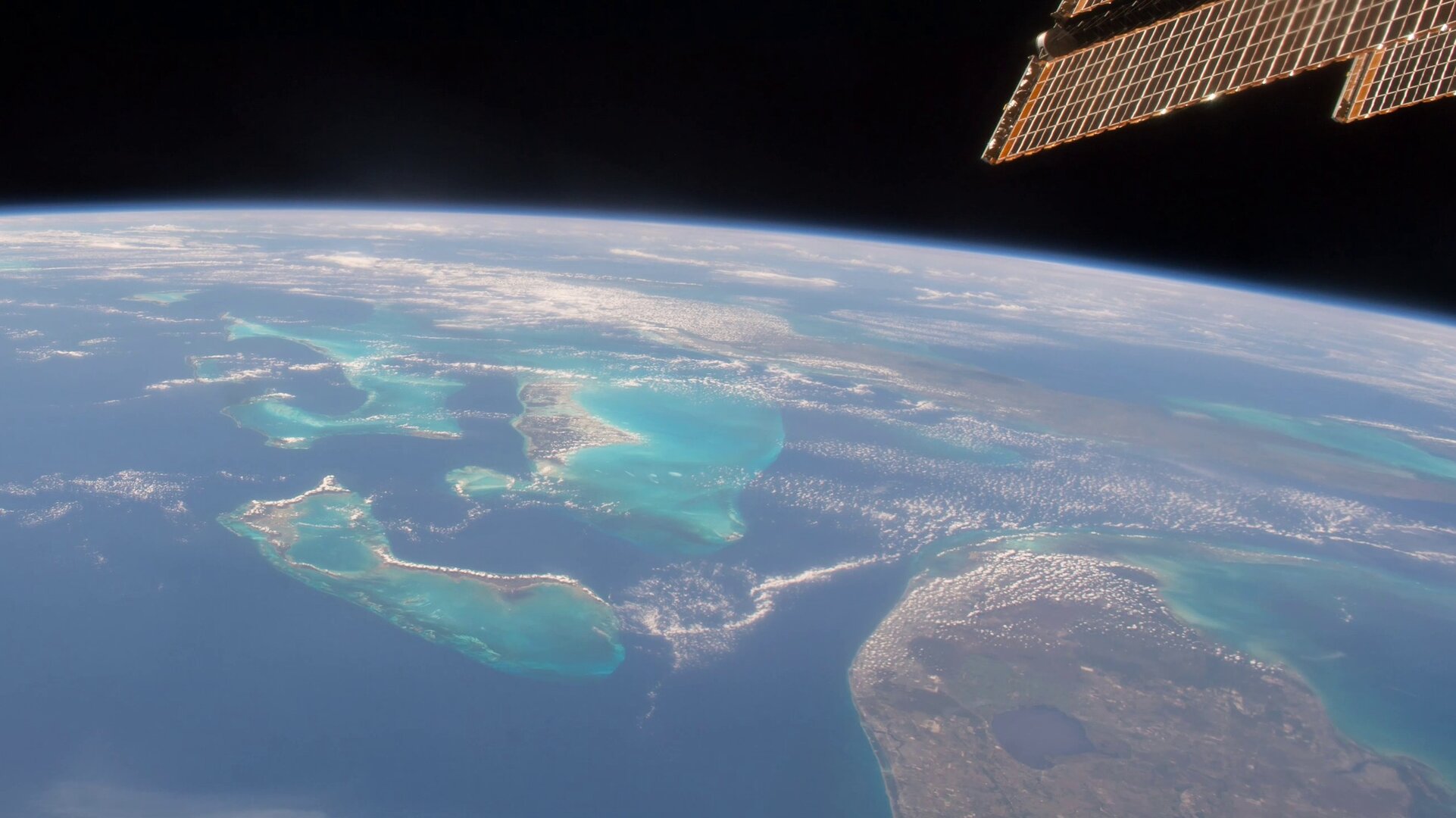 Cum se văd apele turcoaz din Caraibe de pe Stația Spațială