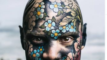 Cel mai tatuat om din Franța este învățător la o școală primară. Părinții copiilor, petiție împotriva sa