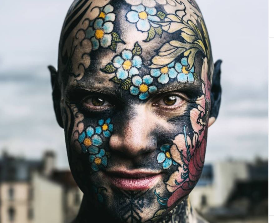 Cel mai tatuat om din Franța este învățător la o școală primară. Părinții copiilor, petiție împotriva sa