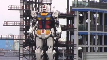 Cel mai mare robot din lume a început să se mişte natural