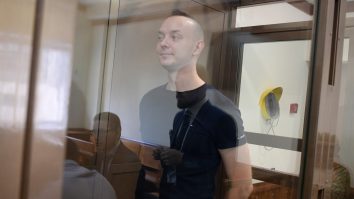 Fostul jurnalistul rus, acuzat că a divulgat secrete militare, rămâne după gratii