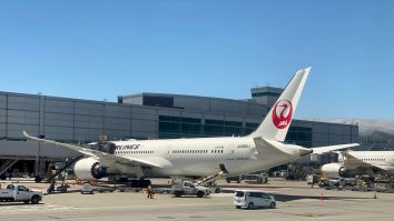 Japan Airlines nu mai spune „doamnelor și domnilor” la bordul avioanelor pentru a sprijini LGBT.  Formulele folosite de acum