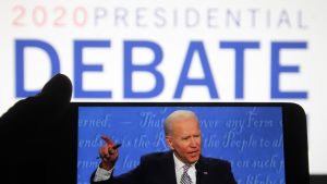 După dezbatere, au apărut și teoriile conspirației: Joe Biden, acuzat că a purtat o cască