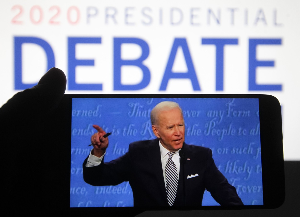 După dezbatere, au apărut și teoriile conspirației: Joe Biden, acuzat că a purtat o cască