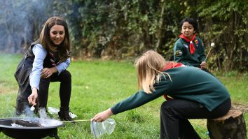 Ducesa Kate s-a întâlnit cu un grup de cercetaşi din Londra şi a participat la un foc de tabără