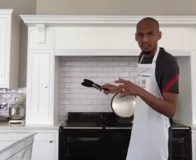 Sunt campioni și la gătit! Trei jucători de la Liverpool s-au duelat într-o provocare culinară