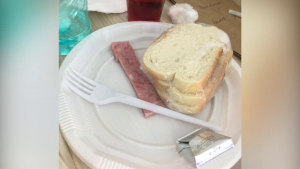 Mic dejun „bolnav” la un spital din București: Trei felii de pâine, puțin unt și o bucățică de salam