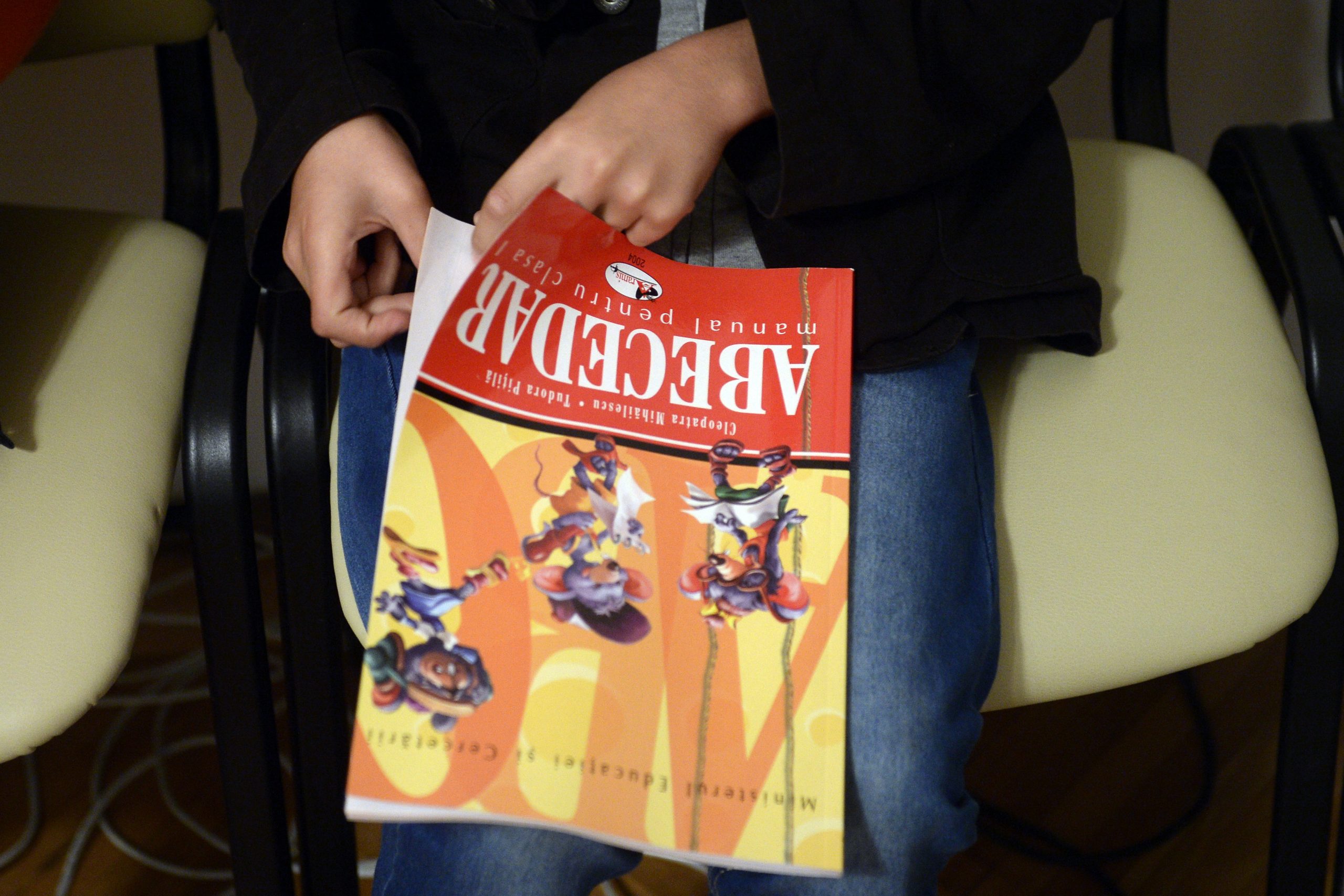 Anul școlar a început de o săptămână fără manuale. Profesorii care le evaluează sunt nepregătiți și fac greșeli