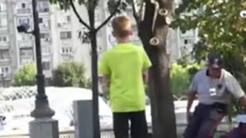 Experiment social. Românii sunt incredibil de generoși, când un puști de 13 ani le cere bricheta