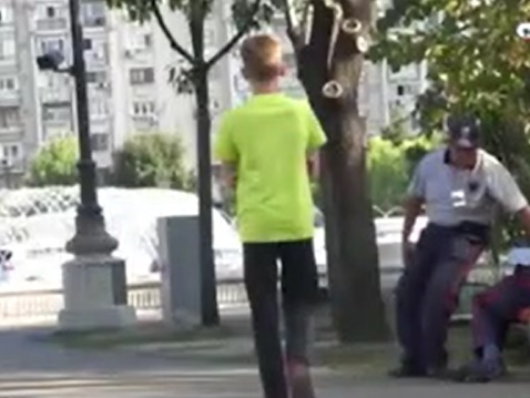 Experiment social. Românii sunt incredibil de generoși, când un puști de 13 ani le cere bricheta