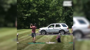 O mașină este lovită cu 2000 de mingi de golf până i se îndoaie caroseria