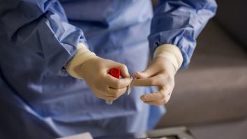 Noi reguli pentru suspecții de Covid: Cei care au simptome vor face teste rapide la Unitățile de Primiri Urgențe