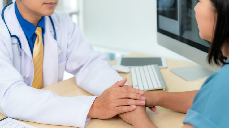 Cancerul, și mai dureros când medicii nu empatizează cu pacienții: „Singură m-am chinuit sub toate formele“