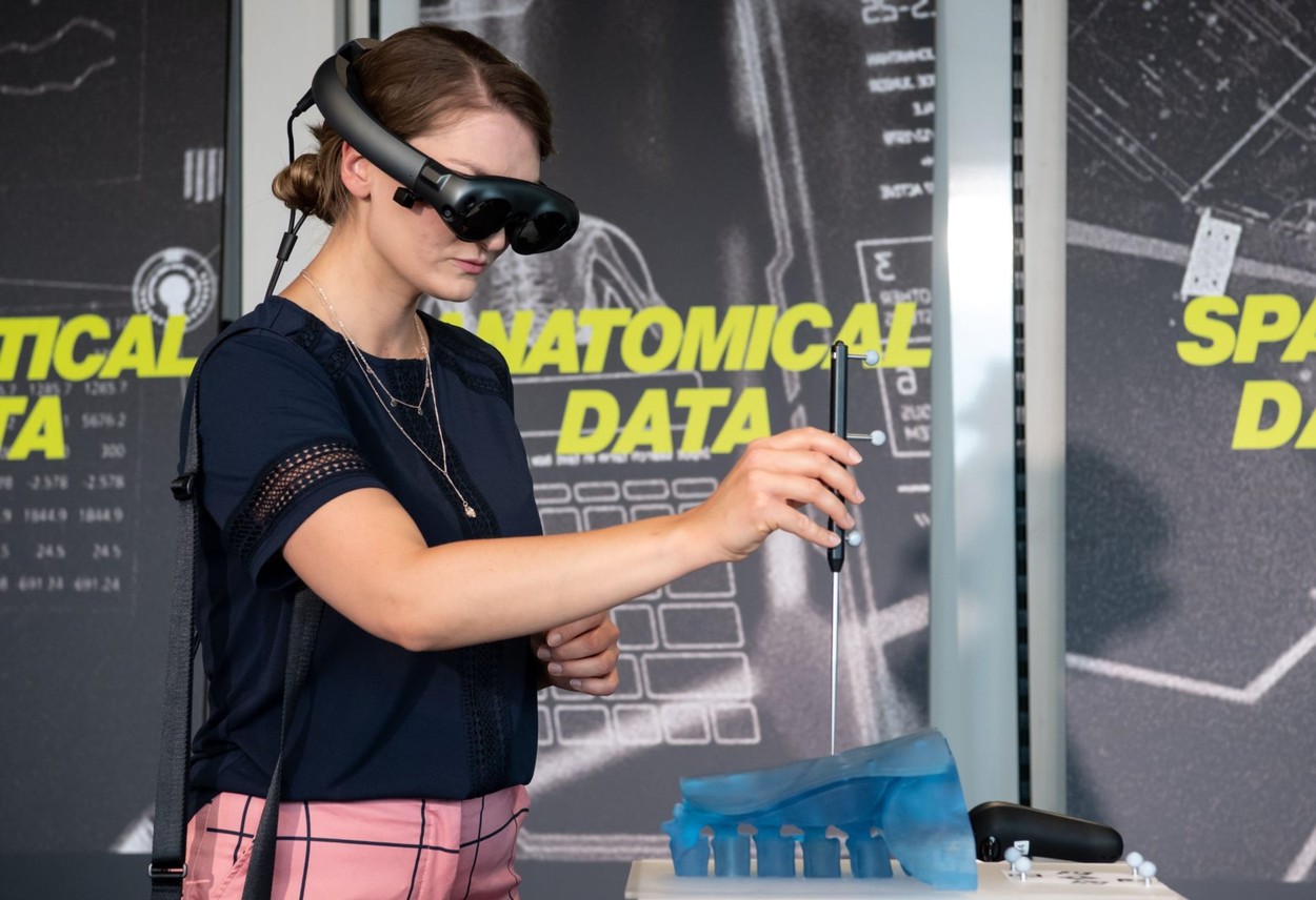 Realitatea virtuală, ajutor pentru medici: cine a făcut cursurile știe să opereze de la distanță de 3 ori mai bine decât înainte