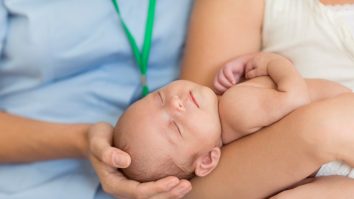 O treime din mamele minore din Europa sunt românce. Ce spun medicii specialiști