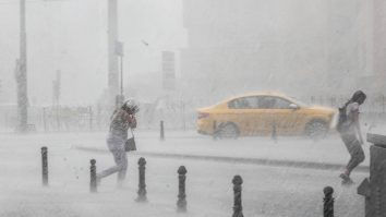 Aproape toată țara este sub Cod portocaliu de ploi și vijelii până în dimineața alegerilor locale