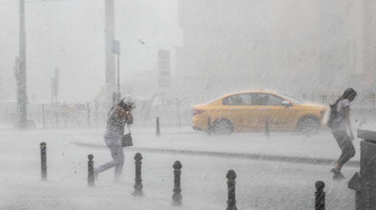 Aproape toată țara este sub Cod portocaliu de ploi și vijelii până în dimineața alegerilor locale