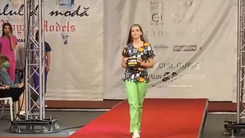 Prezentare de modă atipică. S-a defilat în uniforme vesele, adaptate pandemiei
