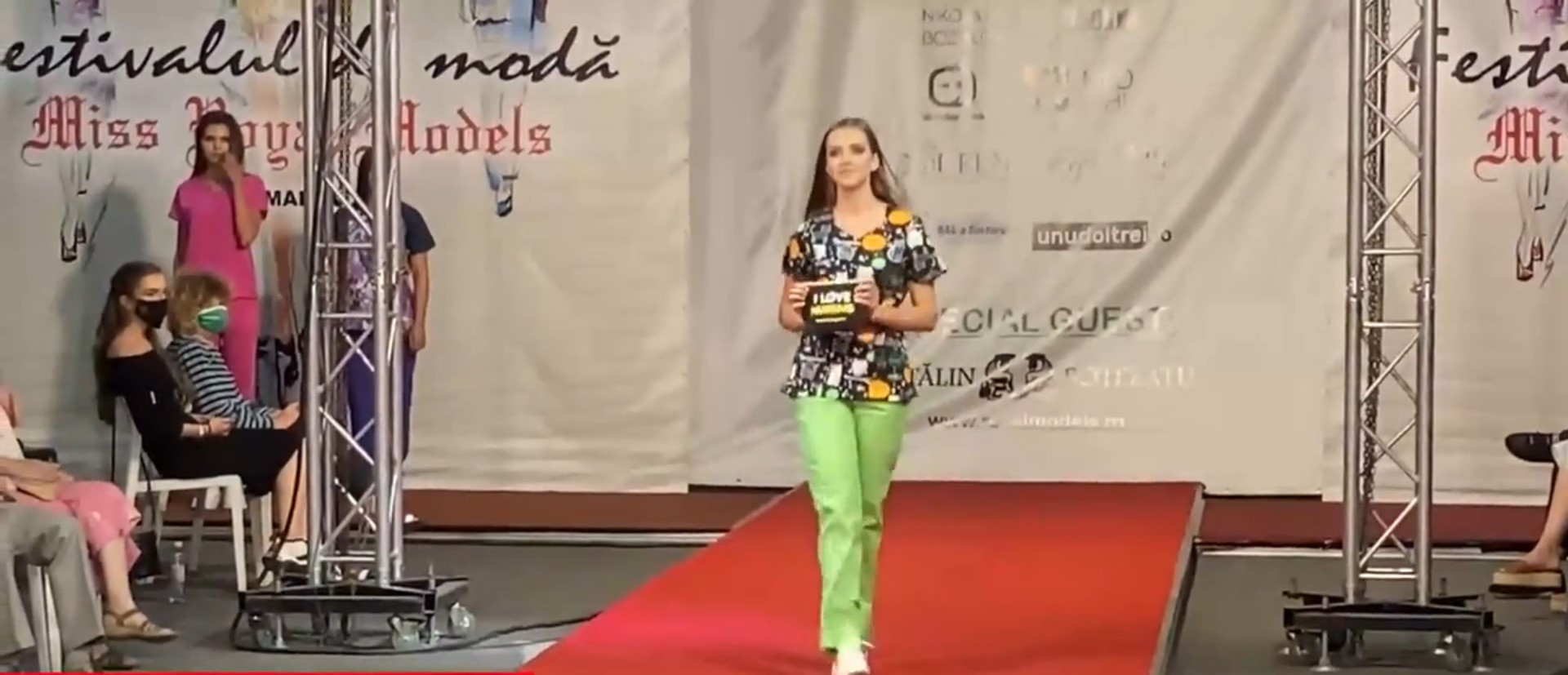 Prezentare de modă atipică. S-a defilat în uniforme vesele, adaptate pandemiei