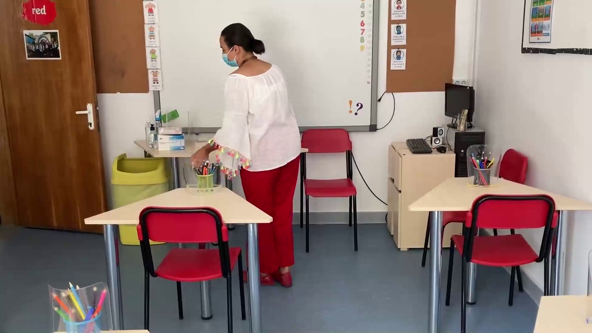 Cum arată prima zi de cursuri la o școală privată din Craiova: elevii primesc măşti şi viziere şi nu ating robinete