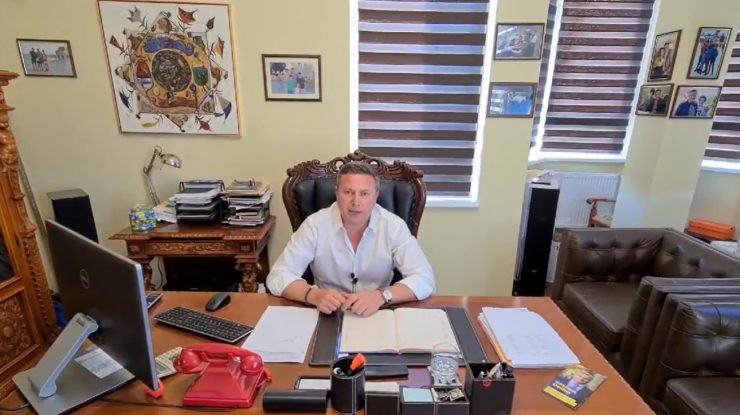 Primarul din Sîngeorz Băi, dosar penal după ce a publicat un clip în care își umilea fiica dezbrăcată