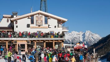 Fără distracție pe pârtie. Austria interzice petrecerile în aer liber din stațiunile montane