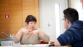 Cum e viața hipoacuzicilor în pandemie, când masca e obligatorie și nu mai pot citi pe buze