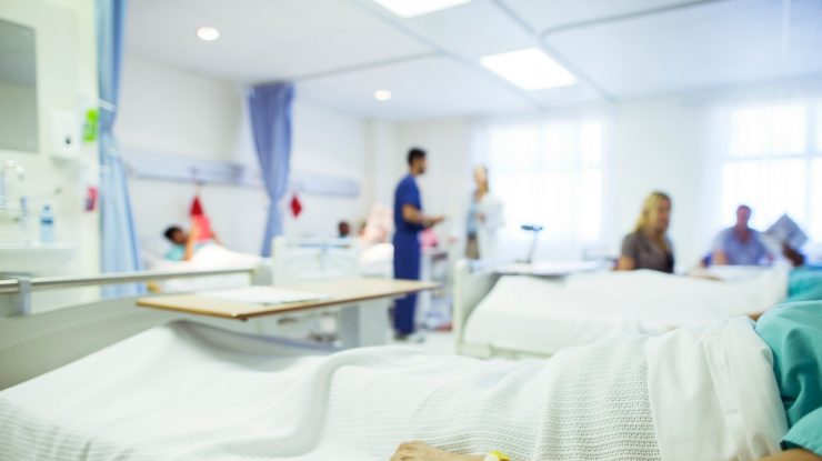 Bărbat întins pe patul de spital așteptând transplant