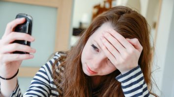 Hărțuirea s-a mutat pe internet. Peste 2.500 de cazuri de cyberbullying raportate la Telefonul Copilului în şase luni